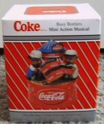 3001-8 € 25,00 coca cola muziekdoosje blauw dakje opdraaibaar. Tune- I'd like to buy the world a coke. Hoogte- ca 10 cm.jpeg