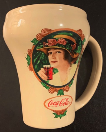 07041-1 € 12,50 coca cola mok dame met hoed